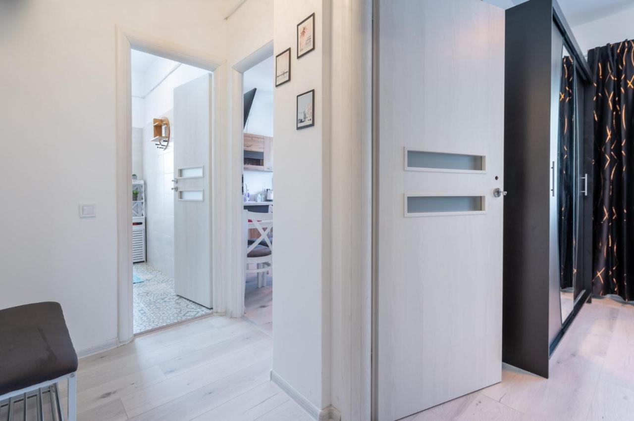 Spacious And Cozy Apartment In Central Бухарест Экстерьер фото