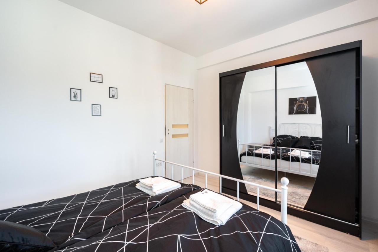 Spacious And Cozy Apartment In Central Бухарест Экстерьер фото
